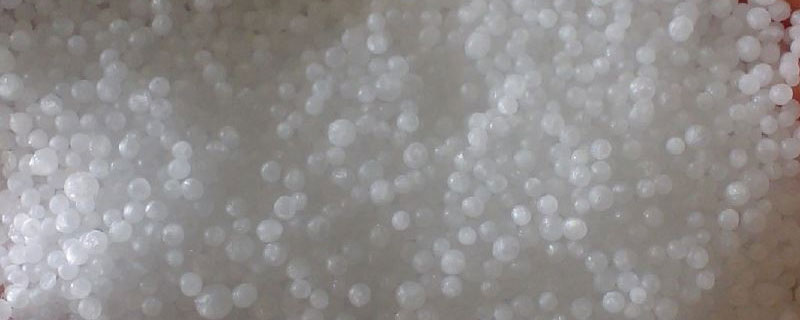 尿素是什么原料做的,会不会烧苗烧根?尿素种菜对人有害处吗?