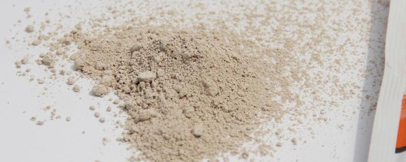 多菌灵能直接撒土里吗,可以和生根粉同时使用吗
